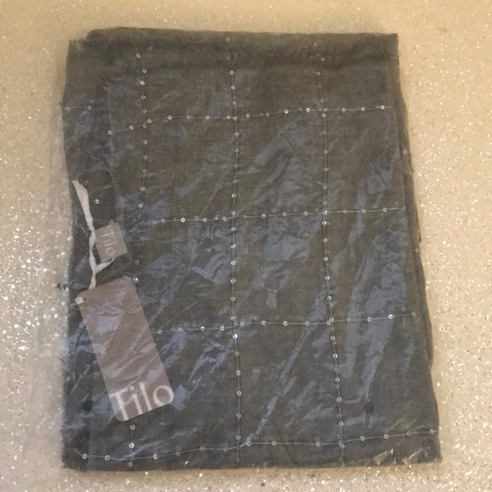 Tilo grey scarf